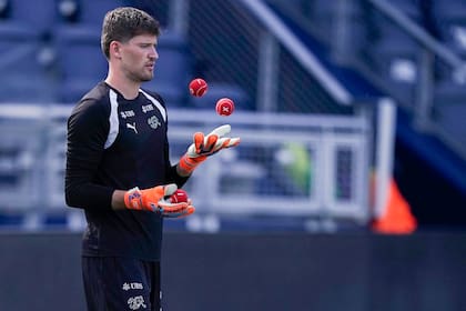 Kobel, arquero del Borussia Dortmund y figura ante Colombia, en el entrenamiento del jueves en Kansas City