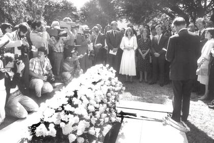 Kodama en la despedida a su marido, en el Cementerio de Personalidades Ilustres de Ginebra, Suiza, el 18 de junio de 1986.