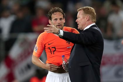 Koeman le da instrucciones a Daley Blind, defensor del seleccionado de Holanda