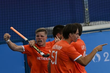Koen Bijen (22) celebra con sus compañeros la obtención de la medalla de oro para Países Bajos