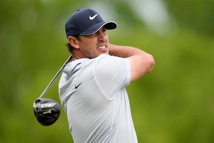 Koepka acaba de pegar en el noveno hoyo; lleva un golpe de ventaja sobre el noruego Viktor Hovland y el canadiense Corey Conners.