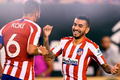 Koke saluda al argentino Ángel Correa, autor del tercer gol de Atlético Madrid, que aplastó a Real Madrid en un amistoso jugado en Estados Unidos