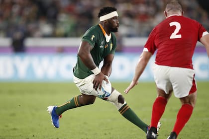 Kolisi con la pelota, en pleno ataque de los Boks