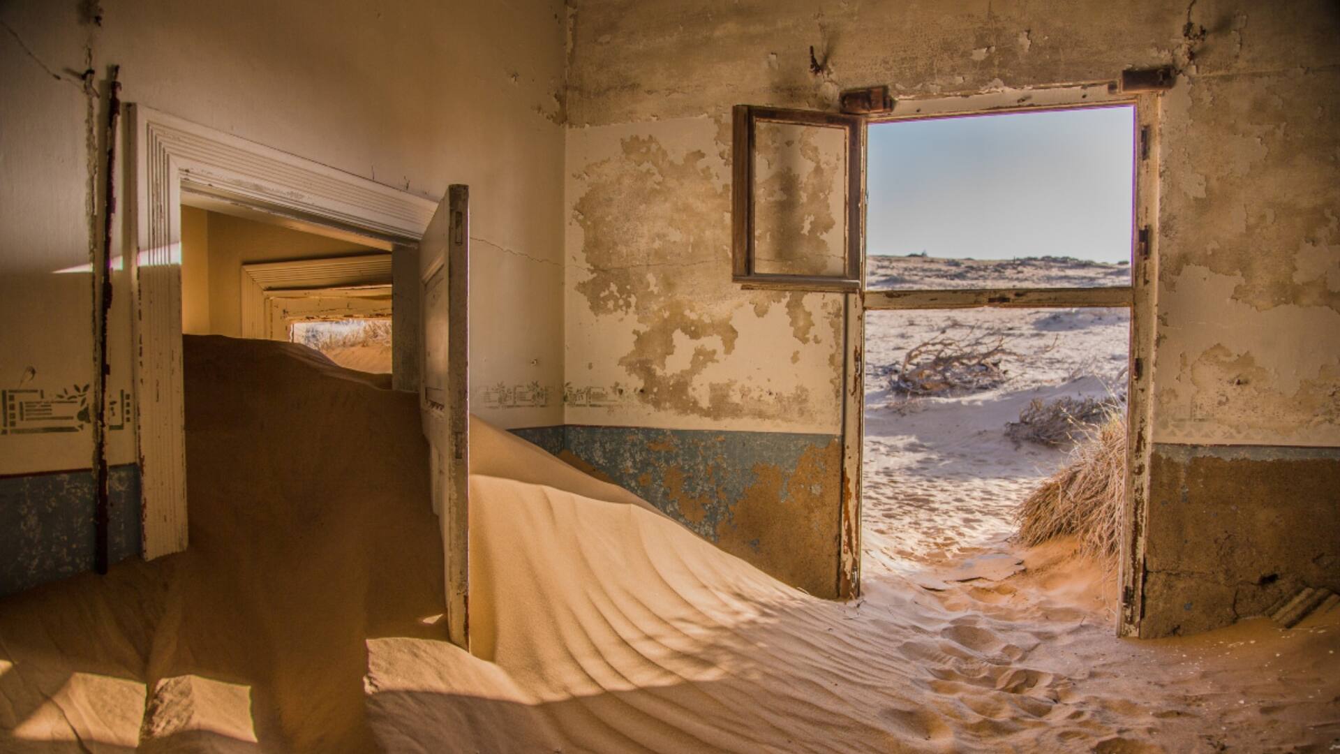 Kolmannskuppe es una pequeña ciudad fantasma minera alemana, a pocos kilómetros de la ciudad costera de Lüderitz, en Namibia.