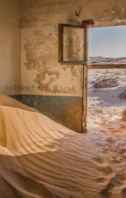 Kolmannskuppe es una pequeña ciudad fantasma minera alemana, a pocos kilómetros de la ciudad costera de Lüderitz, en Namibia.