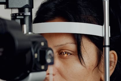 Kolvert se somete a un examen ocular para verificar que sus ojos estén en condiciones de realizarse una intervención quirúrgica para cambiar su color de marrón a verde, en la clínica New Eyes Paris, en Francia