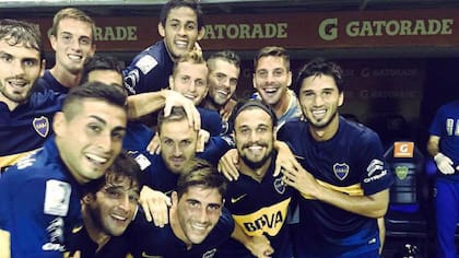 Komar, a la derecha de Meli, junto a sus compañeros en el recordado festejo de Daniel Osvaldo