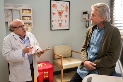 Danny De Vito, uno de los muchos invitados sorpresa de El método Kominsky, en el que Michael Douglas interpreta a un profesor de actuación con poco talento para envejecer