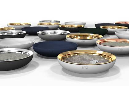 Komoru es un bol lleno de una bolitas que interfieren las ondas de radio que llegan al celular para así evitar interrupciones