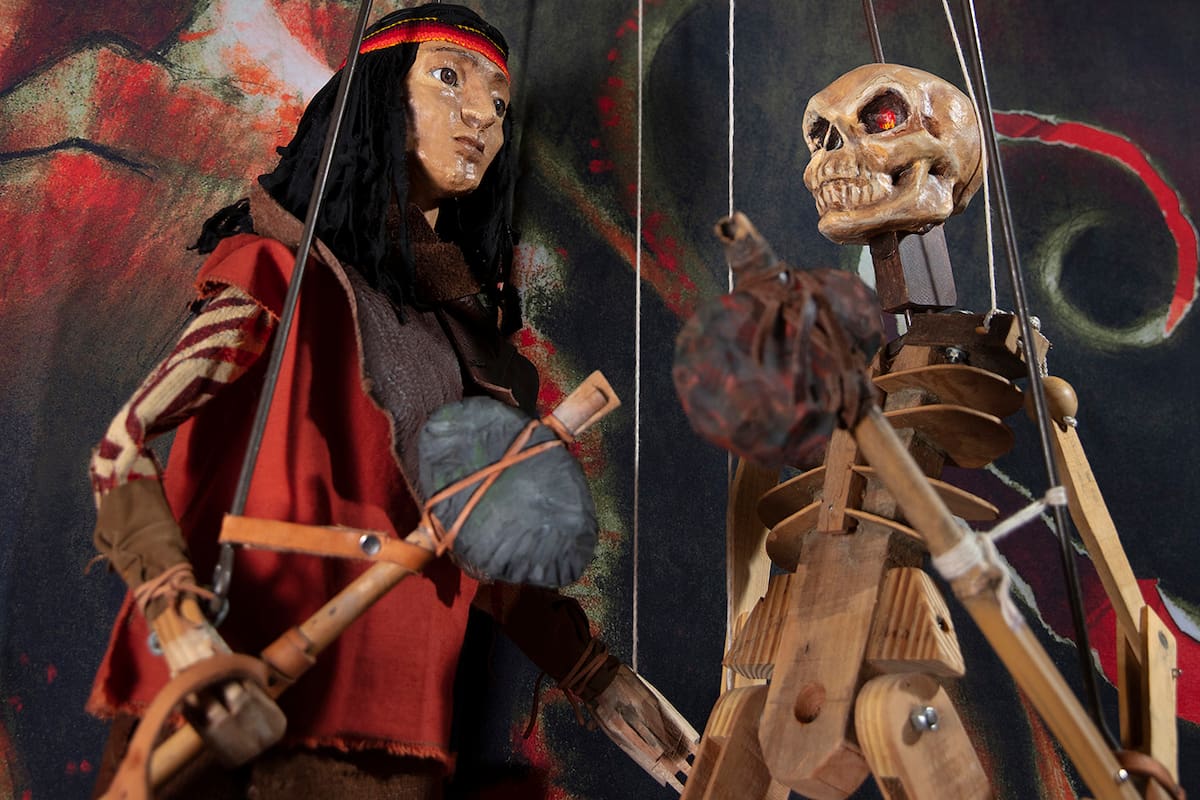 Kona y Esquelet, marionetas de Cuando el viento ruge