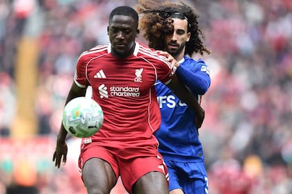 Konate contra Marc Cucurella, durante un Liverpoo-Chelsea; ambos serán compañeros en Real Madrid