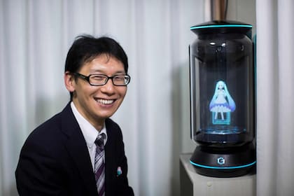 Kondo posa con el holograma virtual de Hatsune Miku, un dispositivo de escritorio que cuesta unos 2800 dólares