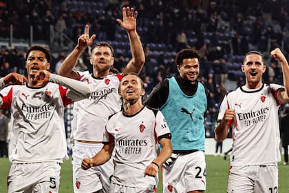 Koni de Winter, Niclas Fullkrug, Luka Modric, Zachary Athekame (no ingresó) y Adrien Rabiot en el festejo el triunfo de Milan por 1-0 ante Cagliari