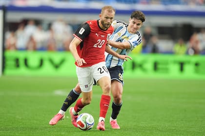 Konrad Laimer, de Bayern, ante Julián Alvarez; el lateral derecho está jugando como mediocampista en el Mundial y es una de las figuras de Austria