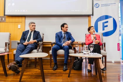 Konstantin Kuhle, Marcelo Bermolén y Delia Ferreira Rubio en la conferencia organizada por la Escuela de Gobierno de la Austral