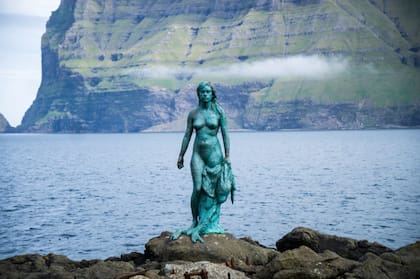 Kópakonan, la mujer foca, está ubicada Mikladalur, en la isla de Kalsoy, una de las más septentrionales y aisladas de las Feroe. En ese lugar inhóspito y azotado por los fríos creció el mito de que todos los hombres de Mikladalur están condenados a morir en el mar.