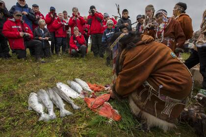 Koriakos, indígenas del extremo oriente ruso, comparten la pesca del día con pasajeros de un crucero en la Península de Kamchatka