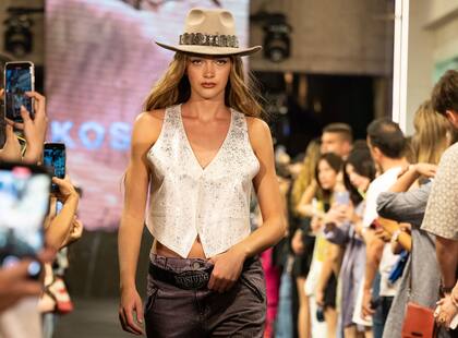 Kosiuko se inspiró en el estilo western combinando mucho brillo y denim.