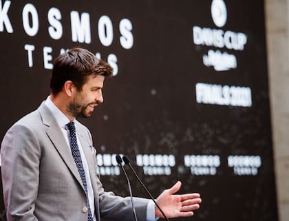 Kosmos es la empresa productora que Piqué fundó en 2017 con apoyo de Hiroshi Mikitani, con el objetivo de "reinventar los negocios de medios y deportes"