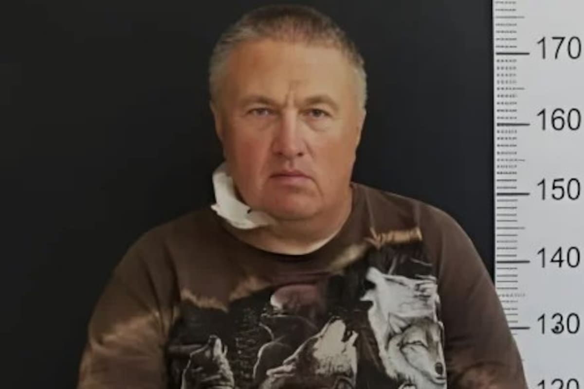 Kostantin Rudnev, tras su detención en Bariloche, y con un apósito en el cuello que le fue colocado para obturar la herida que él mismo se provocó con una hoja de afeitar antes de ser arrestado