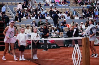 Kostyuk, de Ucrania, y Andreeva, de Rusia, posan por separado antes de su partido
