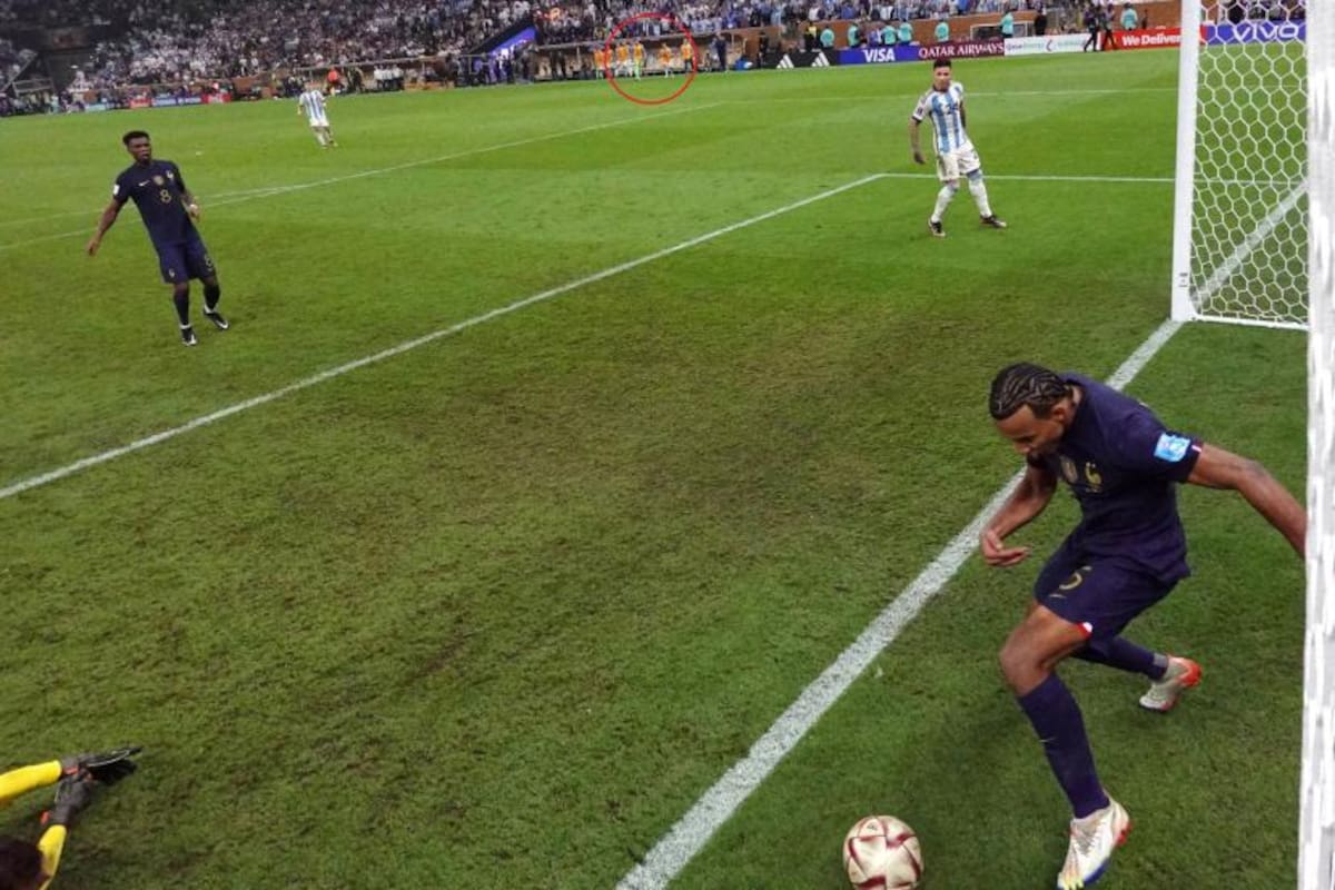 Koundé saca la pelota de adentro del arco; es el gol de Messi para poner a la Argentina 3 a 2 ante Francia; en el fondo se ve la invasión argentina al campo