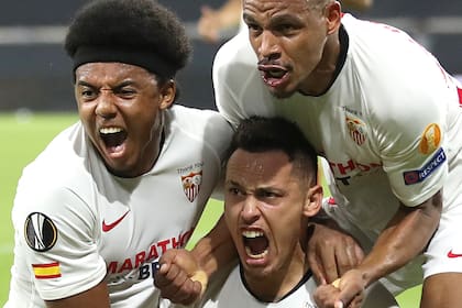 Koundé y Fernando celebran con Ocampos el agónico gol de la clasificación