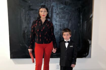 Kourtney Kardashian publicó el nuevo look de su hijo de 7 años, un corte que, según sus seguidores, está muy influenciado por su esposo Travis Barker y recibió críticas