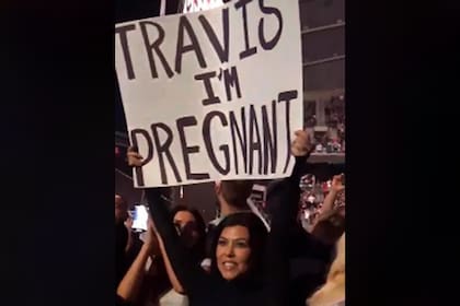 Kourtney Kardasian sorprendió a su esposo con la noticia de su embarazo en vivo, frente a todo el público, en un show de Blink-182