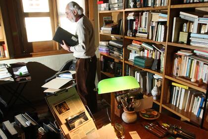 Kovadloff en su estudio; sobre la mesa, al lado de la Olivetti, el lápiz y las hojas en las que escribe las primeras versiones de sus textos