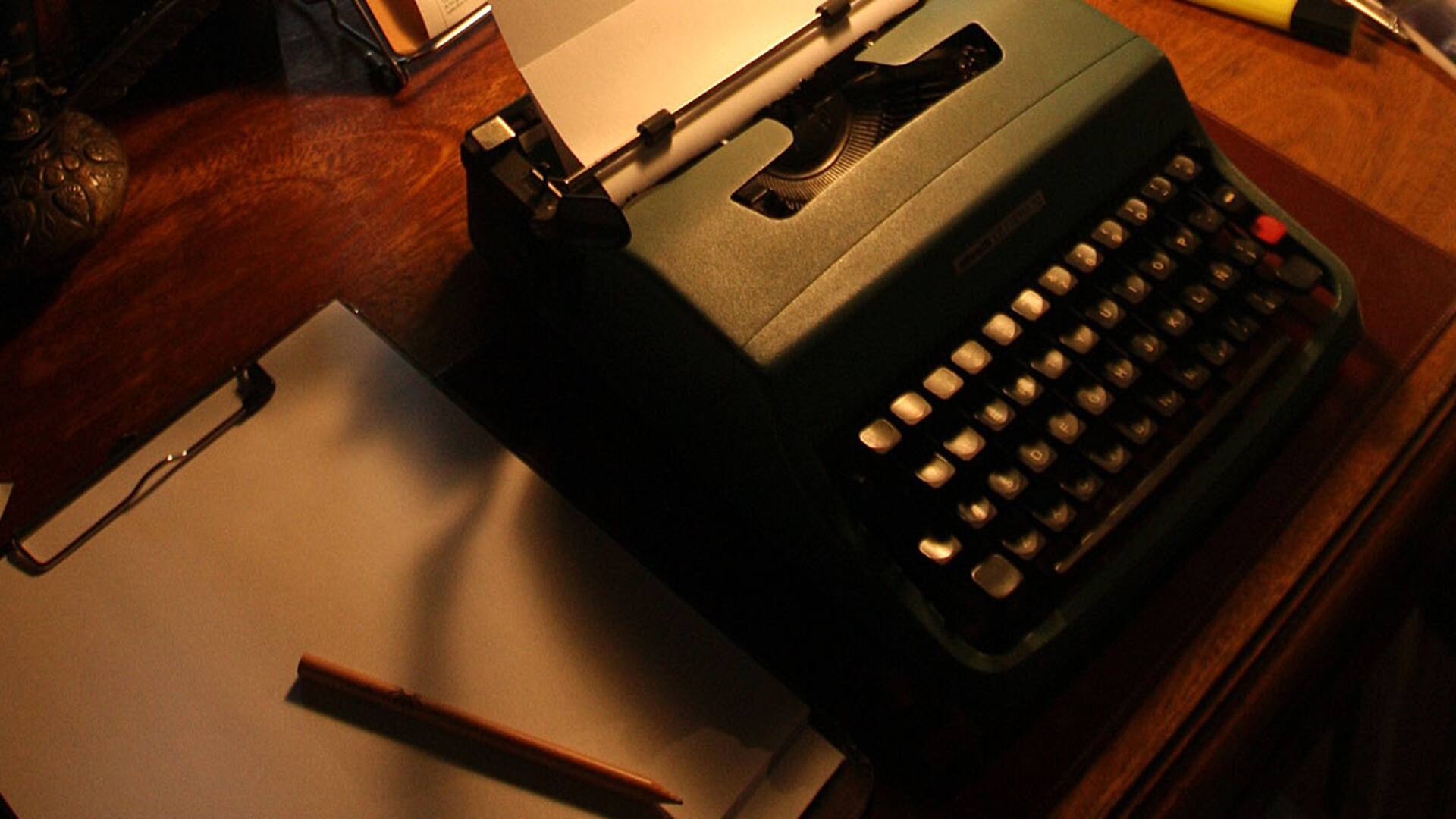 Kovadloff en su estudio; sobre la mesa, al lado de la Olivetti, el lápiz y las hojas en las que escribe las primeras versiones de sus textos