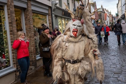 Krampus castiga a los chicos que se portan mal en Europa