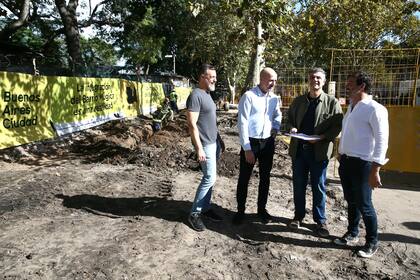 Kravetz, Wolff, Macri y Baistrocchi durante la recorrida sobre el espacio que ocupaba la feria cerca de la villa 31