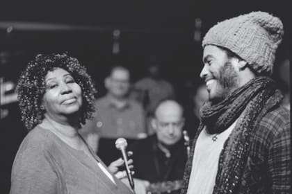 Aretha con Lenny Kravitz; la comunidad artística, de luto