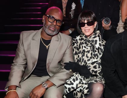 Kris Jenner asistió al espectáculo junto a su pareja, Corey Gamble, para acompañar a su hija Kylie en su debut como modelo de la firma. La empresaria y protagonista del reality The Kardashians siguió el desfile desde la primera fila y registró con su teléfono el momento en que su hija apareció sobre la pasarela con el famoso Fantasy Bra