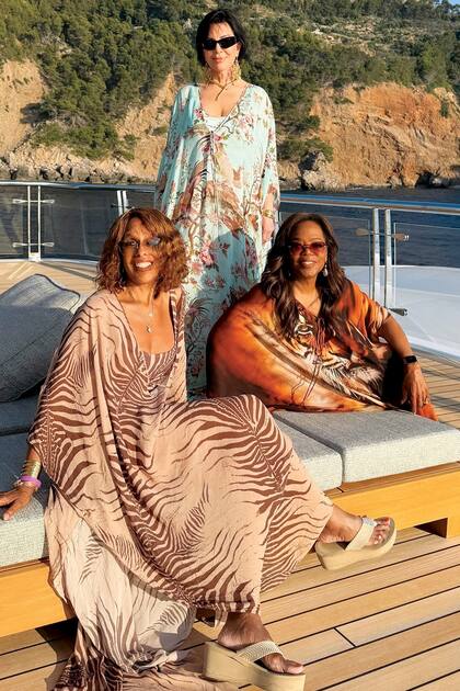 Kris Jenner (de pie) junto a las estrellas de la televisión estadounidense Gayle King y Oprah Winfrey. Las tres, con túnicas de Skims (la marca de Kim Kardashian), de una línea en colaboración con Valentino.