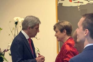 Kristalina Georgieva con el ministro Luis Caputo en Washington.