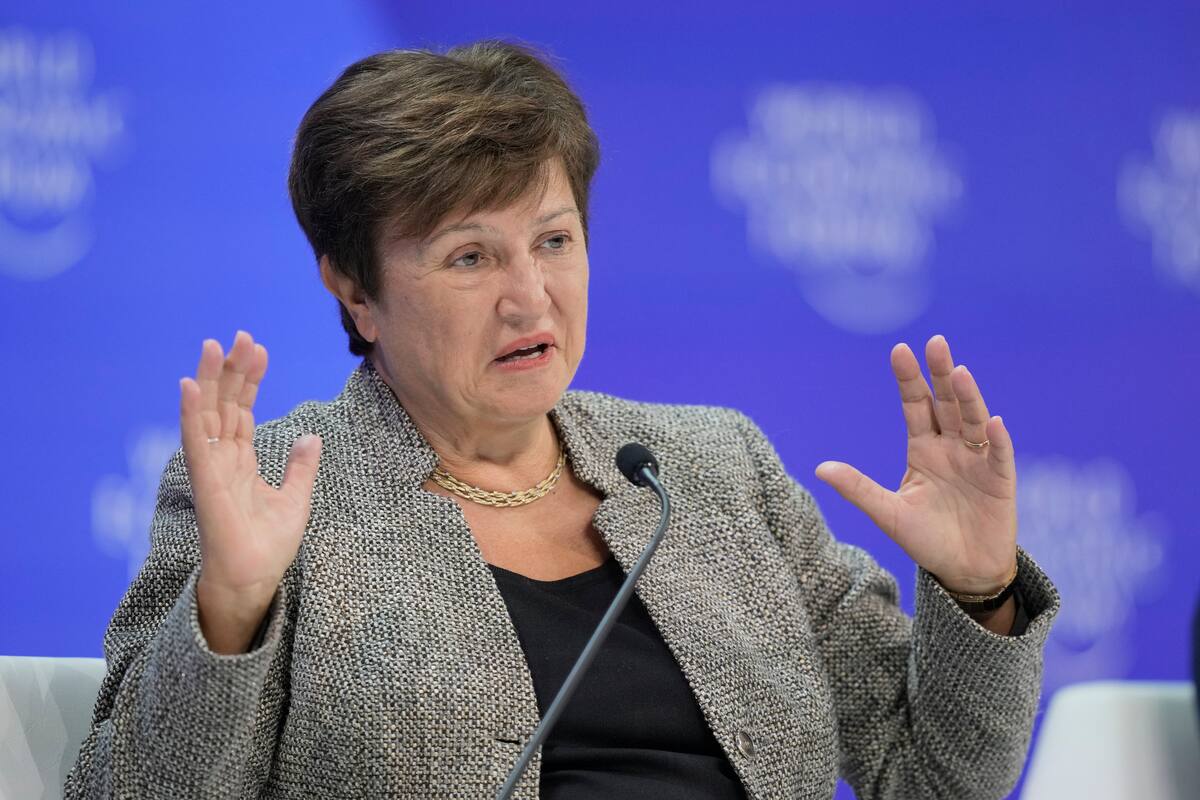 Kristalina Georgieva, directora en funciones del Fondo Monetario Internacional, participa en un panel en enero de 2024, en Davos, Suiza. (AP Foto/Markus Schreiber, Archivo)