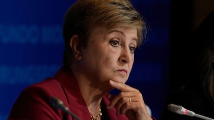 Kristalina Georgieva, directora gerente del Fondo Monetario Internacional (FMI), advirtió sobre las posibles consecuencias económicas del conflicto en Medio Oriente (AP Foto/Ng Han Guan, Archivo)