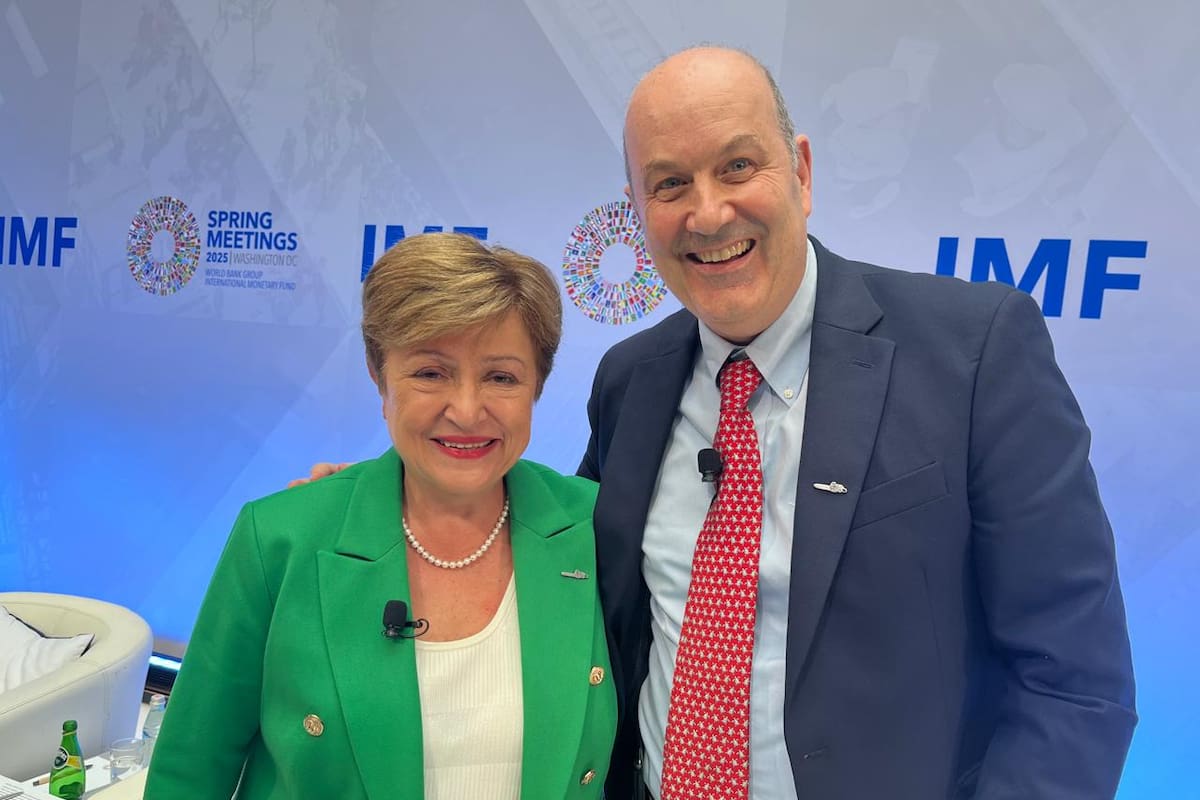 Kristalina Georgieva y Federico Sturzenegger, con los pines de la motosierra, en la sede del FMI, en Washington.