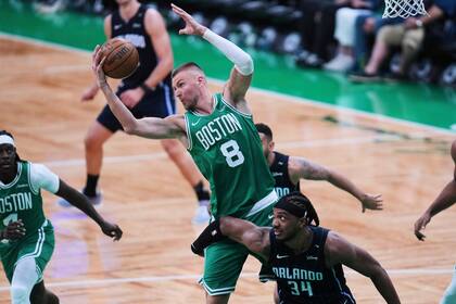 Kristaps Porzingis sufre golpe en la cabeza, sangra y lanza tiros libres por Celtics ante Magic