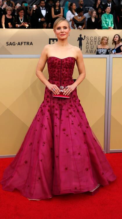 Kristen Bell, la presentadora de la ceremonia, en uno de los cambios de vestuario; elegió a J.Mendel en un fuccia oscuro que resalta su piel