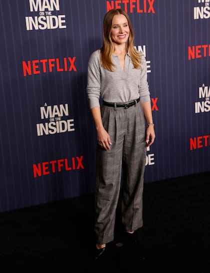 Kristen Bell también posó con una gran sonrisa al llegar a la premier de A Man on the Inside, otra de las flamantes producciones de Netflix