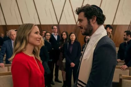 Kristen Bell y Adam Brody son Joanne y Noah, la podcaster agnóstica y el rabino que en la segunda temporada de Nadie quiere esto dejan atrás el enamoramiento inicial para intentar hacer funcionar su relación en la vida cotidiana