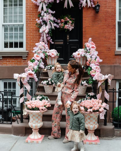Kristi Hemric decoró la entrada de su hogar con flores artificiales (FB/Kristi Hemric)