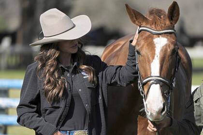 Kristi Noem anduvo a caballo en Campo de Mayo junto con la ministra Patricia Bullrich