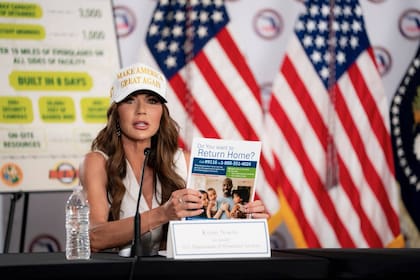 Kristi Noem contó que un migrante "caníbal" quiso "comerse a sí mismo" mientras era deportado en un vuelo del ICE