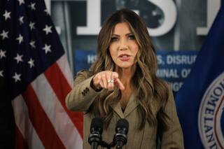 “Prohibición total de viajes”: el anuncio de Kristi Noem que preocupa a la comunidad migrante en EE.UU.