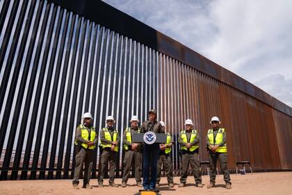 Kristi Noem dijo que la medida se tomó por pedido directo de Donald Trump