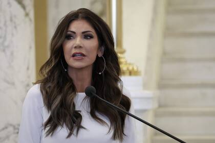 Kristi Noem evitó responder si la medida afectará a familias enteras, y disparó las dudas sobre su impacto en cuanto a los derechos humanos de los migrantes detenidos